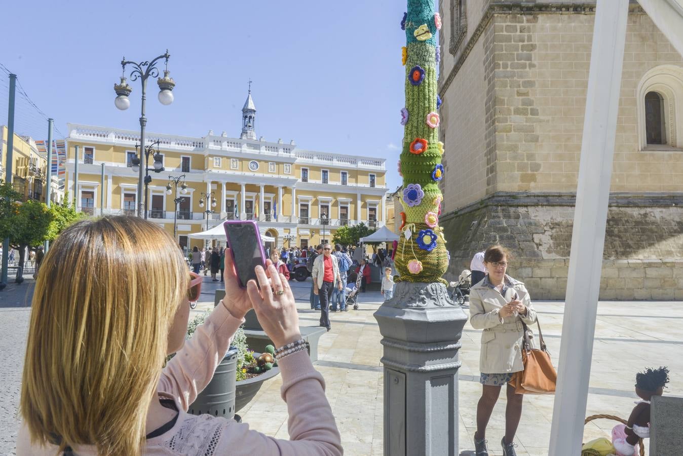Sábado, 11 de abril: Gran éxito de participantes en la iniciativa 'La ciudad tejida', que decoró el mobiliario de la Plaza de España de Badajoz. Fotografía: JV Arnelas