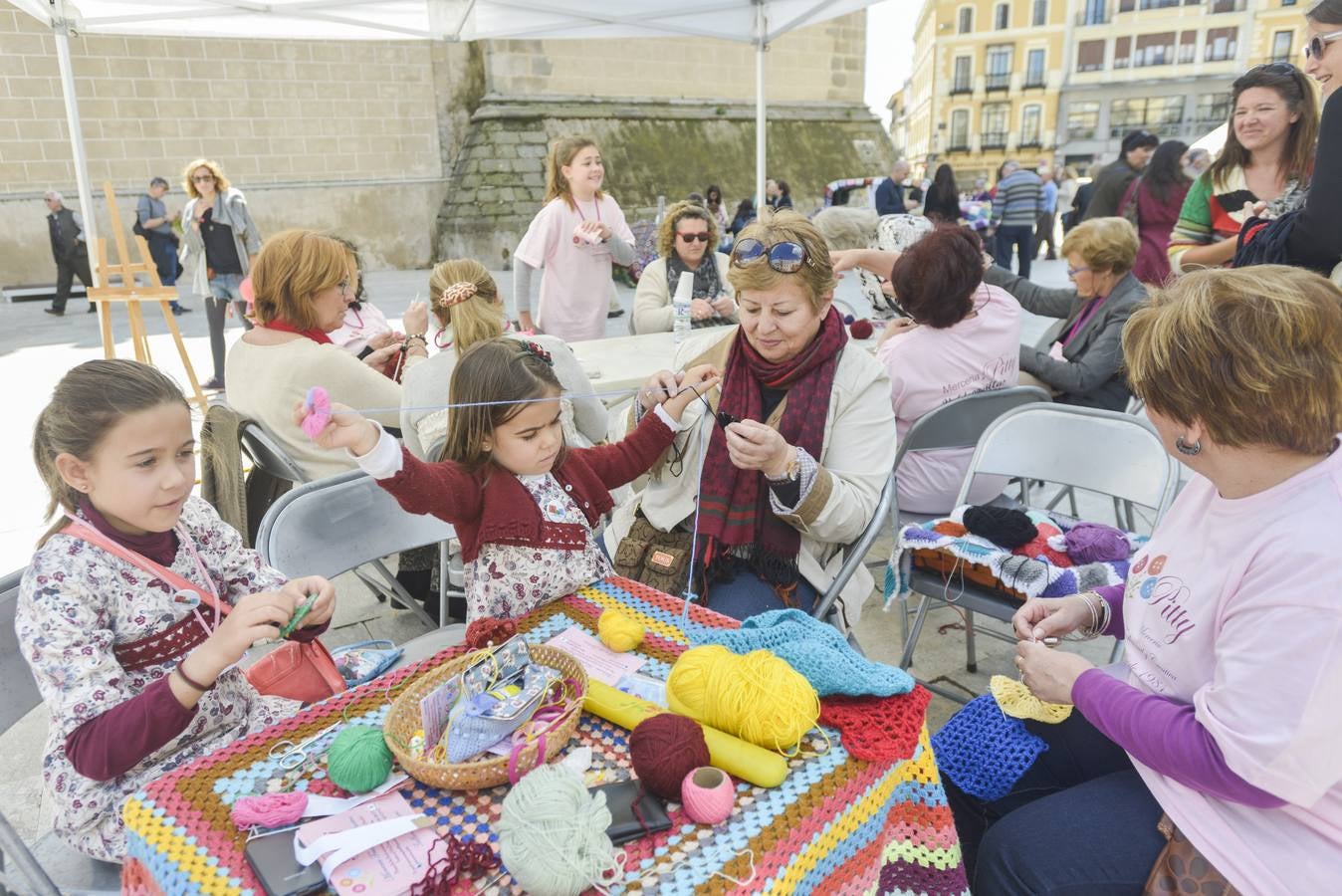 Sábado, 11 de abril: Gran éxito de participantes en la iniciativa 'La ciudad tejida', que decoró el mobiliario de la Plaza de España de Badajoz. Fotografía: JV Arnelas