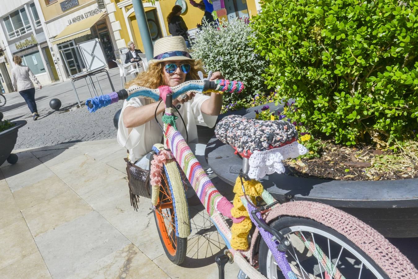 Sábado, 11 de abril: Gran éxito de participantes en la iniciativa 'La ciudad tejida', que decoró el mobiliario de la Plaza de España de Badajoz. Fotografía: JV Arnelas