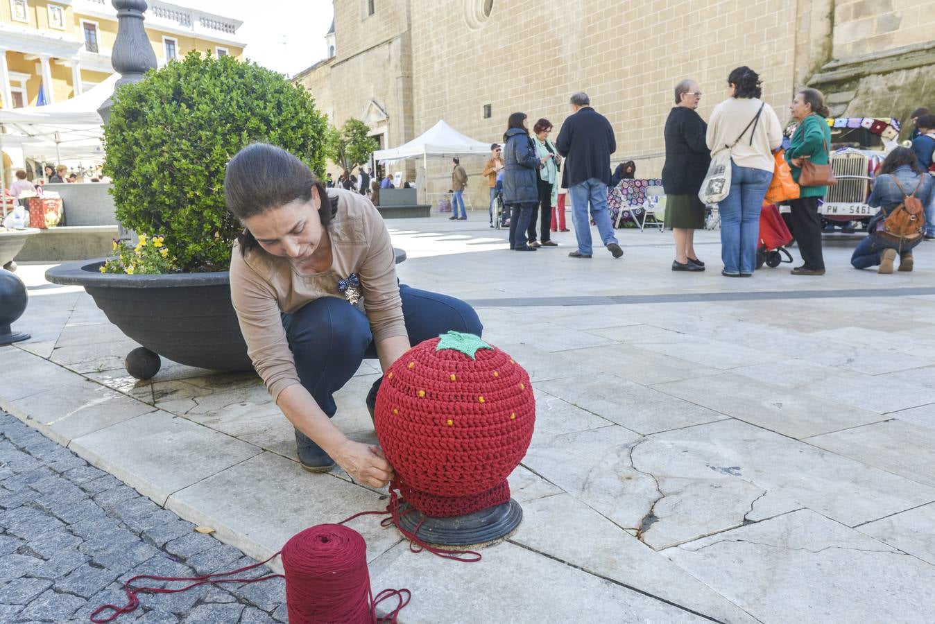Sábado, 11 de abril: Gran éxito de participantes en la iniciativa 'La ciudad tejida', que decoró el mobiliario de la Plaza de España de Badajoz. Fotografía: JV Arnelas
