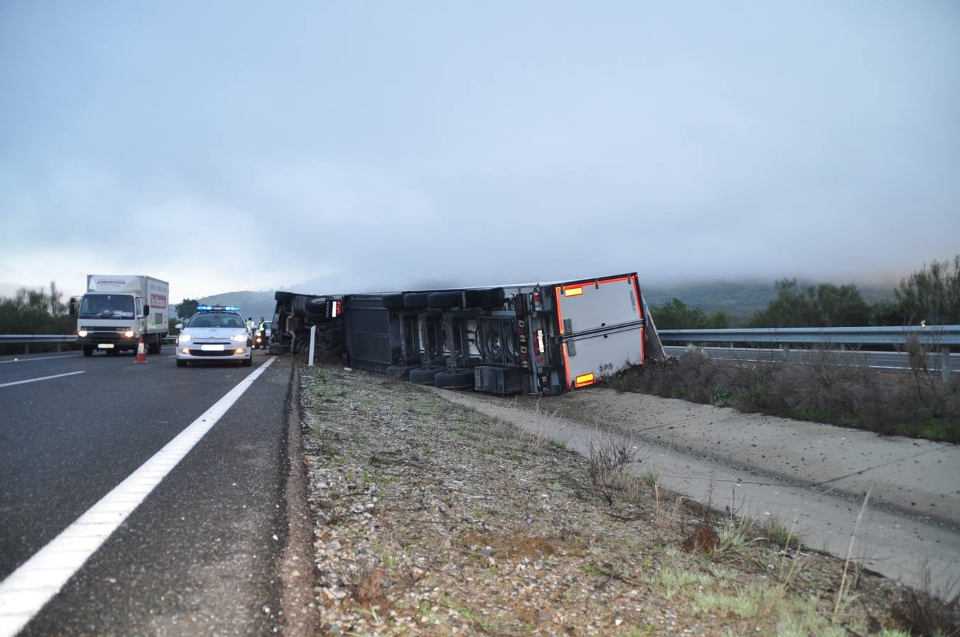 Vuelca un camión en la A-66 cerca de Monesterio