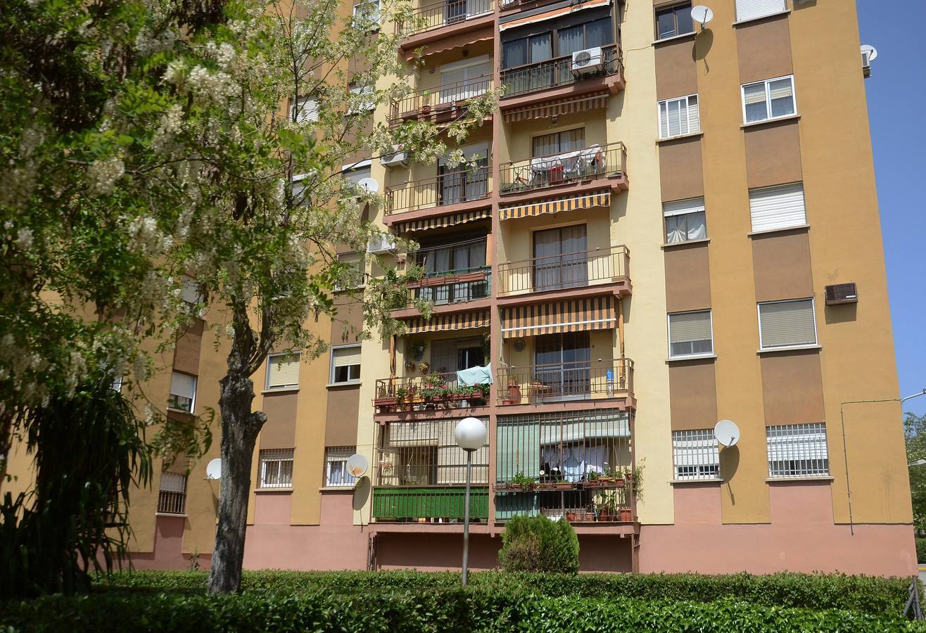 Lunes, 13 de abril. Una mujer de 72 años se salva al caer desde su balcón al del piso inferior. El accidente se produjo a las 8.30 de la mañana en la avenida Augusto Vázquez cuando la mujer, que vive en un cuarto piso, se salvó de caer al vacío. Fotografía: Casimiro Moreno