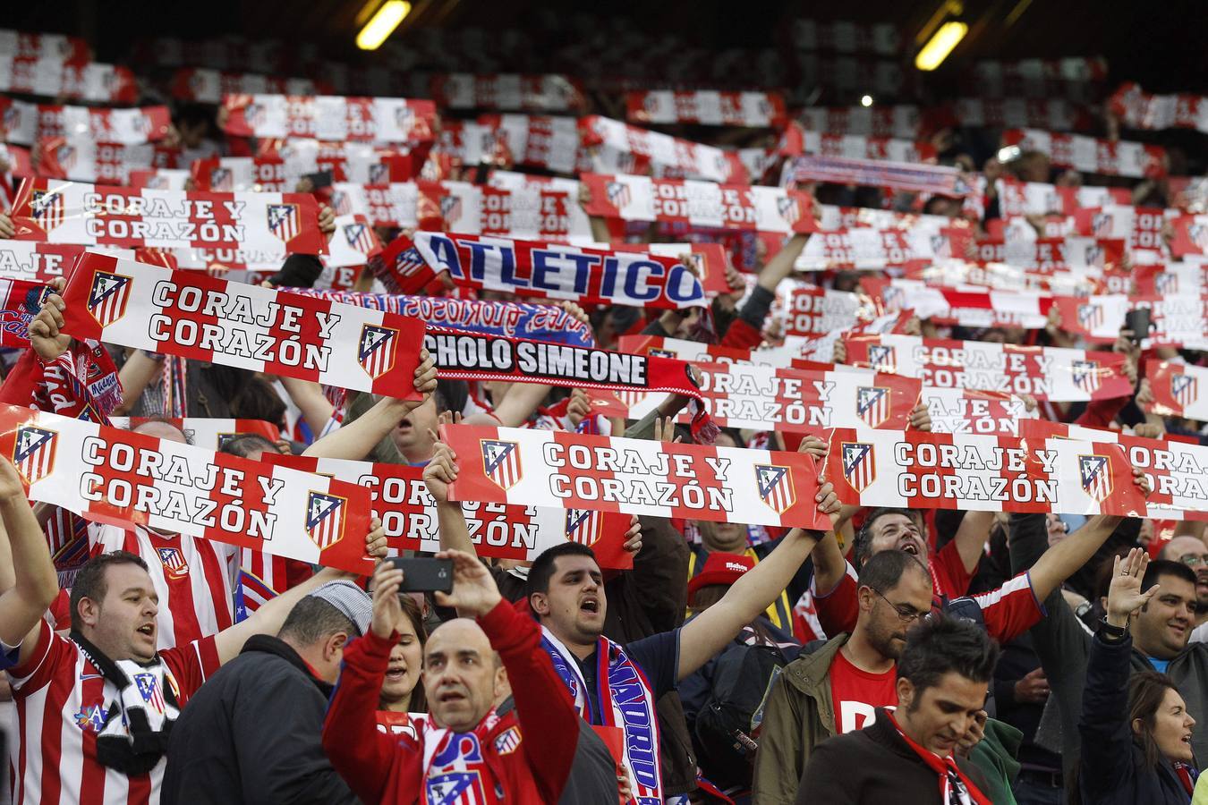 Martes 14 de abril. Partido de ida de cuartos de final de la Liga de Campeones disputado en el estadio Vicente Calderón, entre el Atlético de Madrid y el Real Madrid, que finalizó con empate a cero. Fotografías: EFE