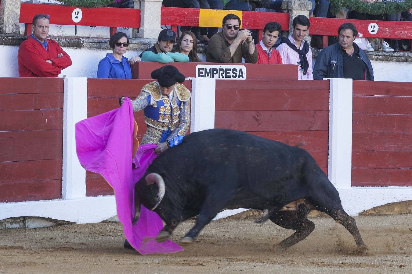 Domingo, 19 de abril: Posada de Maravillas, Alejandro Fermín y Juan Carlos Carballo estuvieron por encima del ganado. Media entrada larga en una nivillada entretenida en el que la presidencia solo rompió su elogiable rigor en la concesión de trofeos en el último novillo. Fotografía: Jorge Rey