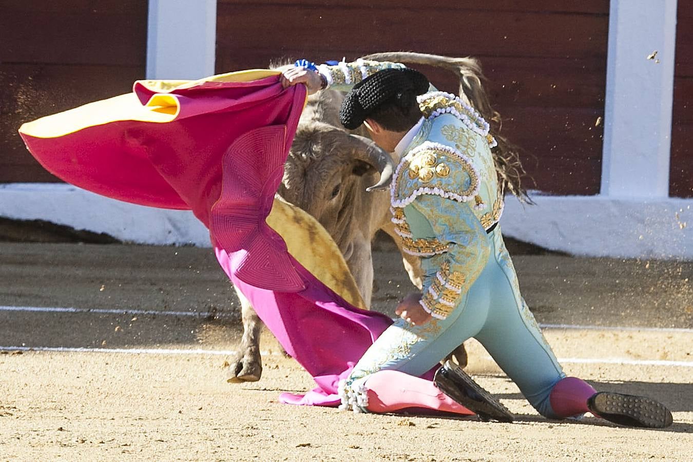 Domingo, 19 de abril: Posada de Maravillas, Alejandro Fermín y Juan Carlos Carballo estuvieron por encima del ganado. Media entrada larga en una nivillada entretenida en el que la presidencia solo rompió su elogiable rigor en la concesión de trofeos en el último novillo. Fotografía: Jorge Rey