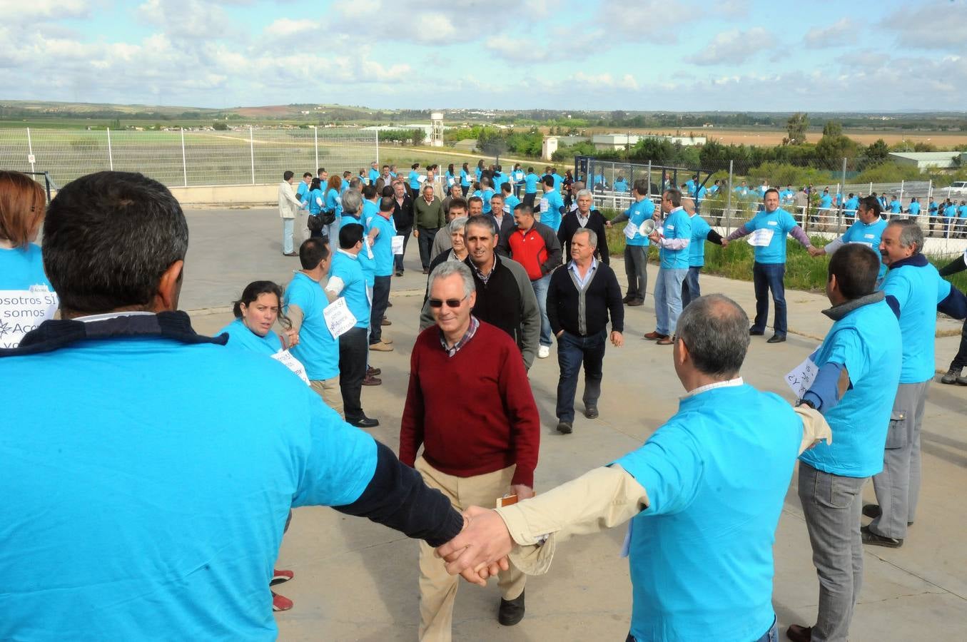 Lunes, 27 de abril: La dirección de Acorex pide la intervención de la Junta de Extremadura, que contesta un “no rotundo” porque la intervención “impide el pago a agricultores, a trabajadores y a proveedores” y pide que se agilicen las negociaciones abiertas. Foto: Brígido