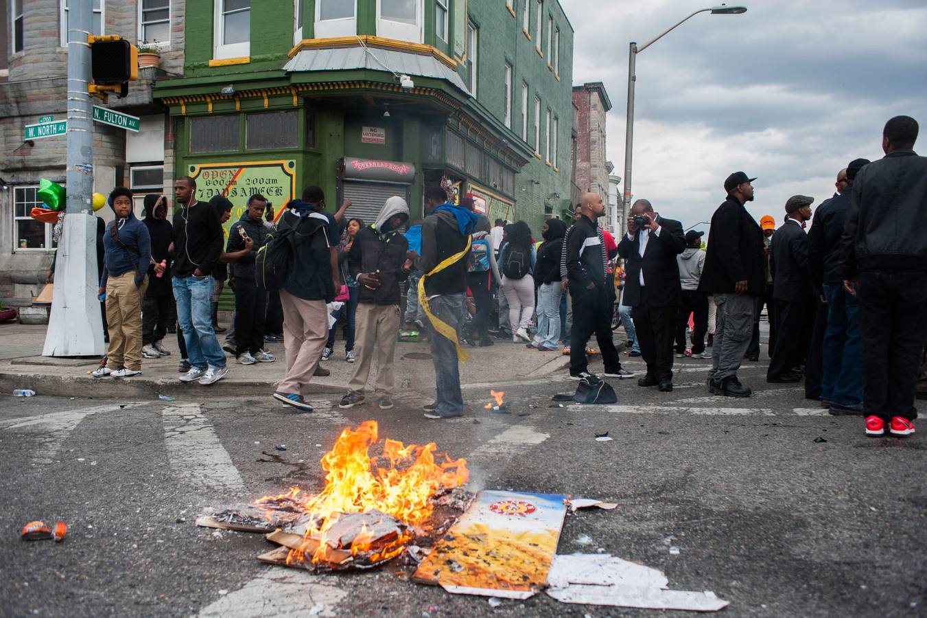 Martes, 28 de abril: Tras el entierro del joven, las protestas se tornaron violentas y los incendios, saqueos de tiendas y altercados contra la Policía sumieron a la ciudad de Baltimore (Estados Unidos) en el caos total y un toque de queda. El resultado fue la detención de 27 personas y 15 policías heridos. Fotografía: Noah Scialom