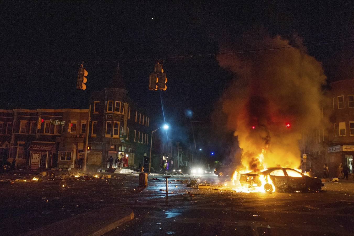 Martes, 28 de abril: Tras el entierro del joven, las protestas se tornaron violentas y los incendios, saqueos de tiendas y altercados contra la Policía sumieron a la ciudad de Baltimore (Estados Unidos) en el caos total y un toque de queda. El resultado fue la detención de 27 personas y 15 policías heridos. Fotografía: Noah Scialom