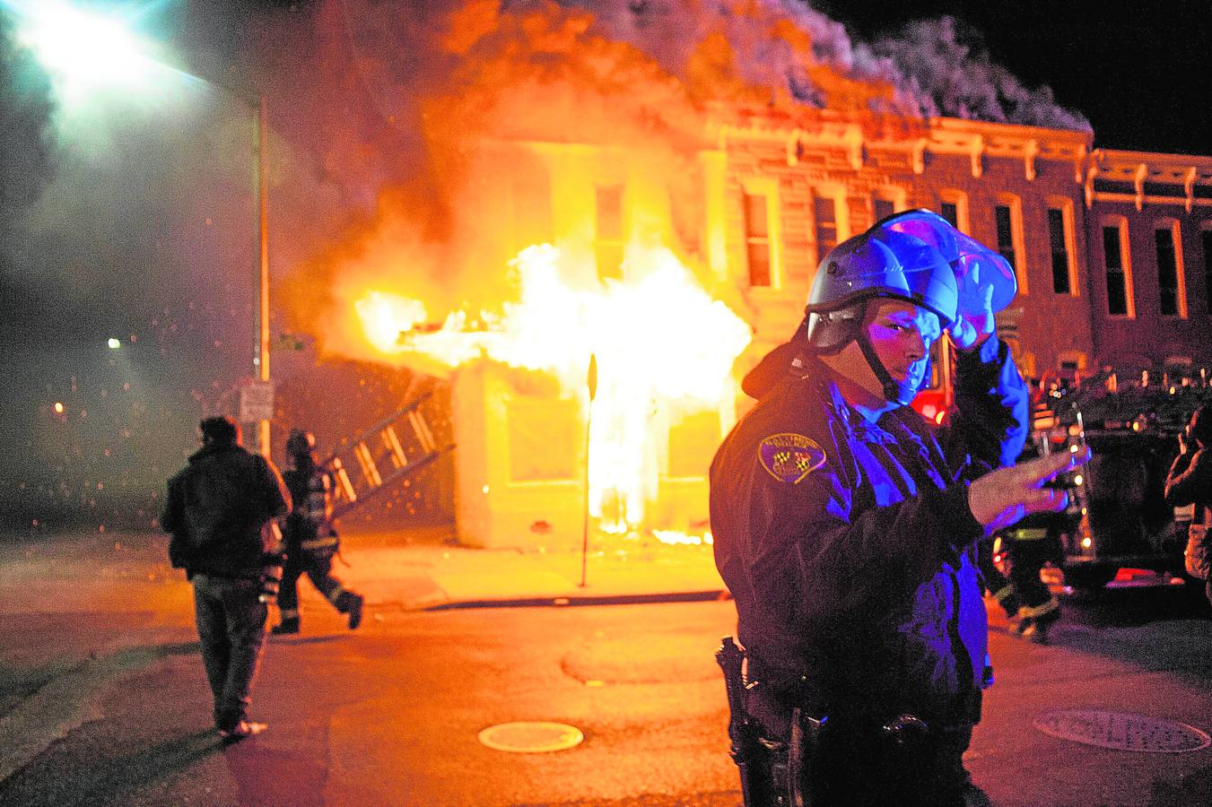 Martes, 28 de abril: Tras el entierro del joven, las protestas se tornaron violentas y los incendios, saqueos de tiendas y altercados contra la Policía sumieron a la ciudad de Baltimore (Estados Unidos) en el caos total y un toque de queda. El resultado fue la detención de 27 personas y 15 policías heridos. Fotografía: Noah Scialom