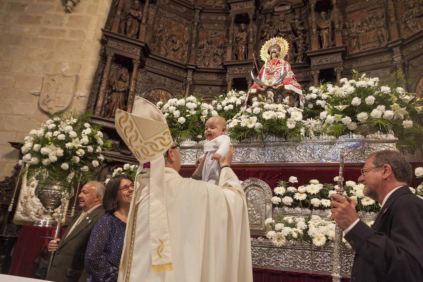 Miércoles, 30 de abril: 392 niños, 91 más que el año pasado, pasaron ante la Virgen de la Montaña para cumplir una tradición que se hereda de padres a hijos y que regala una de las estampas más entrañables del novenario de la patrona. Los cacereños acuden a esta cita para presentar a los bebés nacidos durante el último año ante la imagen. Fotografía: Jorge Rey