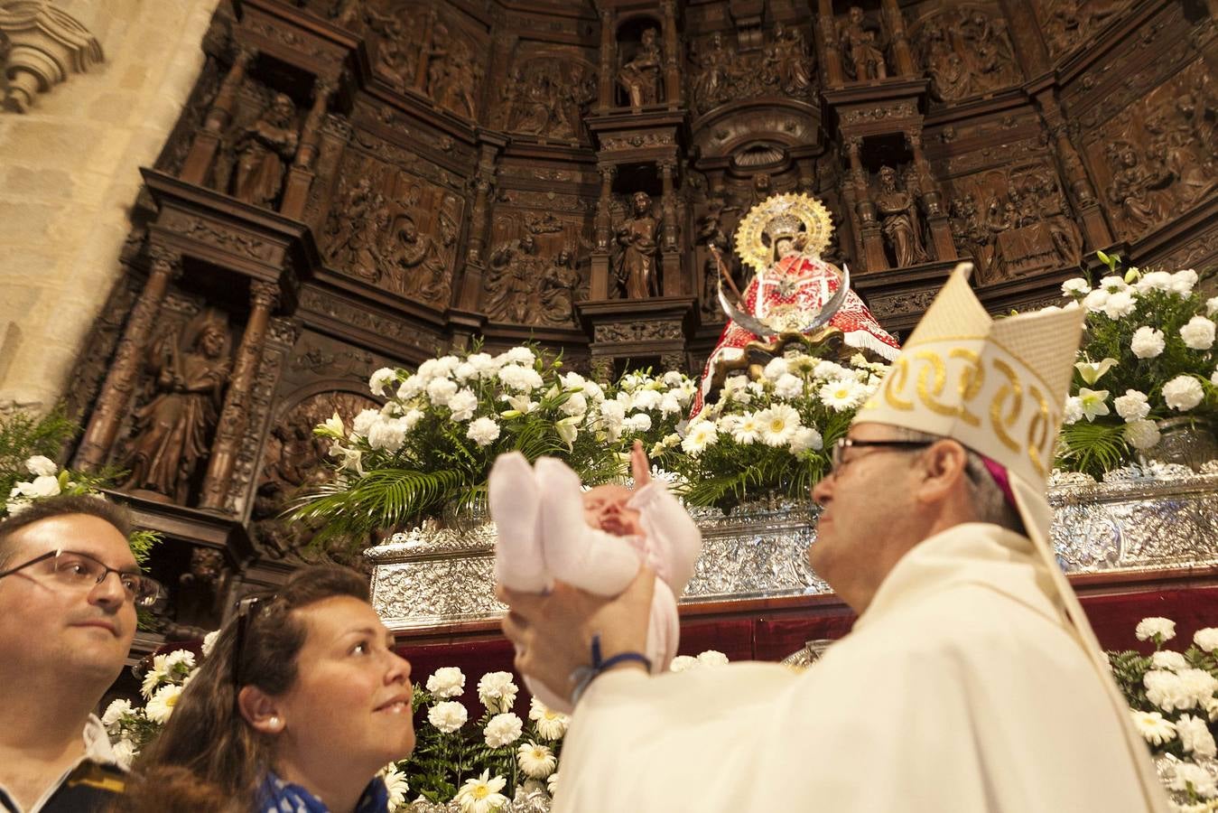 Miércoles, 30 de abril: 392 niños, 91 más que el año pasado, pasaron ante la Virgen de la Montaña para cumplir una tradición que se hereda de padres a hijos y que regala una de las estampas más entrañables del novenario de la patrona. Los cacereños acuden a esta cita para presentar a los bebés nacidos durante el último año ante la imagen. Fotografía: Jorge Rey