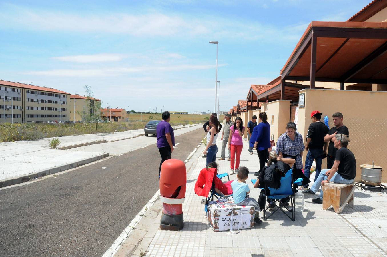 Viernes, 1 de mayo: Una docena de familias ocupa un “grupo de viviendas vacías” en la urbanización La Calzada, de Mérida. Eligieron el Día Internacional del Trabajo para simbolizar la lucha de la clase obrera por sus derechos al trabajo y a la vivienda. Fotografías: Brígido.