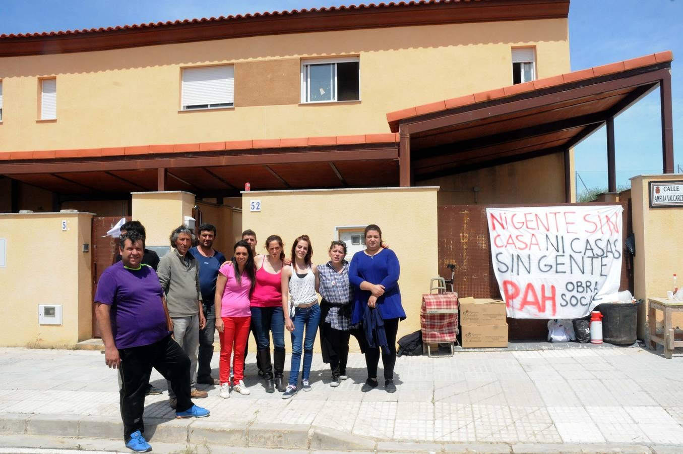 Viernes, 1 de mayo: Una docena de familias ocupa un “grupo de viviendas vacías” en la urbanización La Calzada, de Mérida. Eligieron el Día Internacional del Trabajo para simbolizar la lucha de la clase obrera por sus derechos al trabajo y a la vivienda. Fotografías: Brígido.