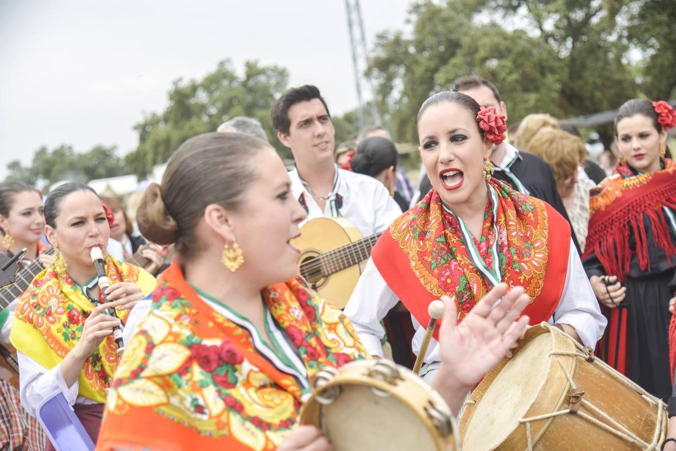 Domingo, 3 de mayo: El día grande de la romería volvió a llenar la dehesa de familias y grupos pasando un día de campo para ver a la Virgen de Bótoa. Fotografia: JV Arnelas