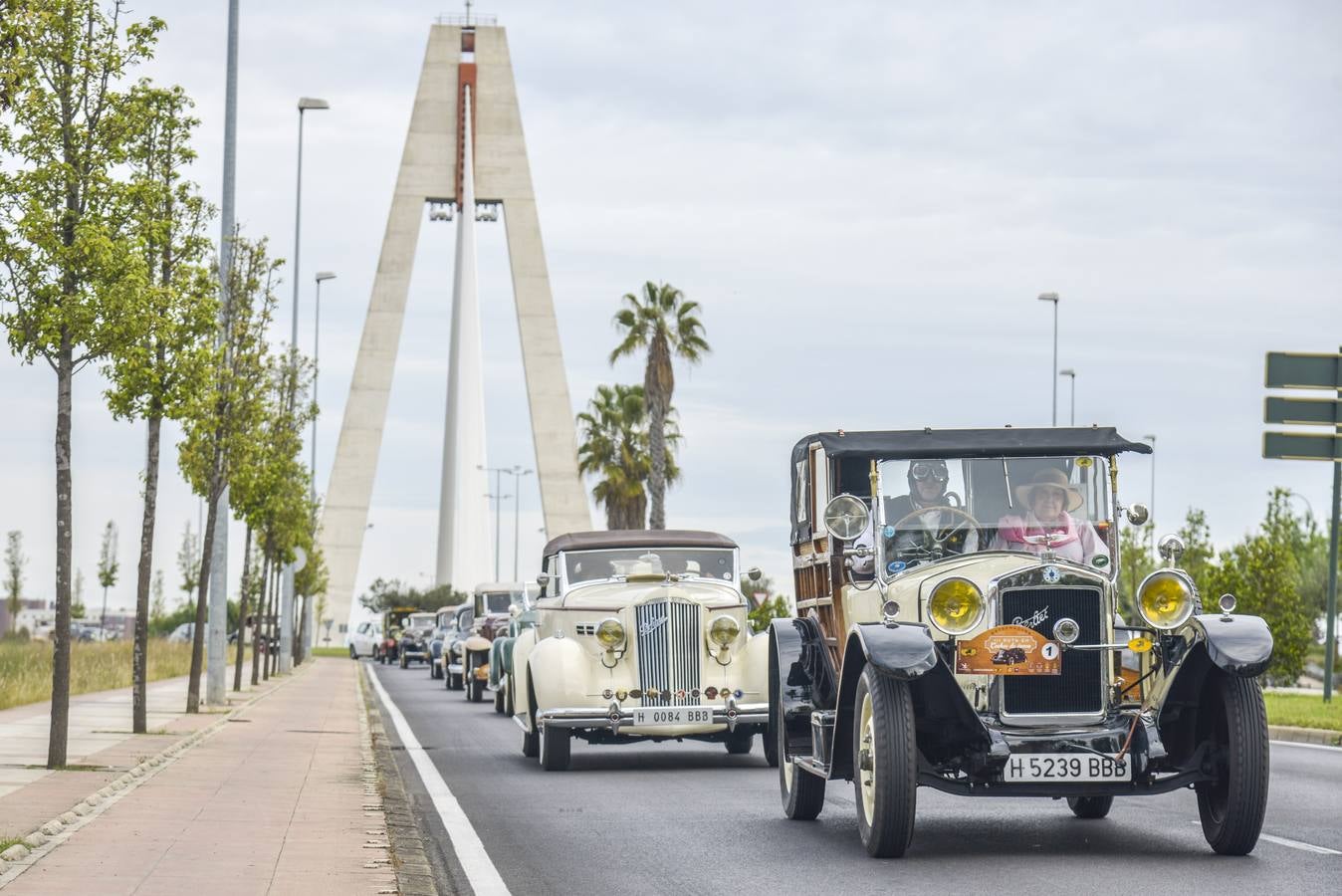 Sábado, 2 de mayo: 24 coches antiguos,  el más viejo de 100 años, circulan por la región para promocionar el turismo. Fotografía: JV Arnelas