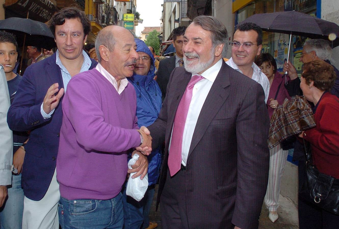 2007-Visita a Plasencia de Mayor Oreja, durante la campaña electoral del 27M acompañado de Carlos Floriano y Miguel Cantero candidatos del PP a las elecciones autonómicas y municipales