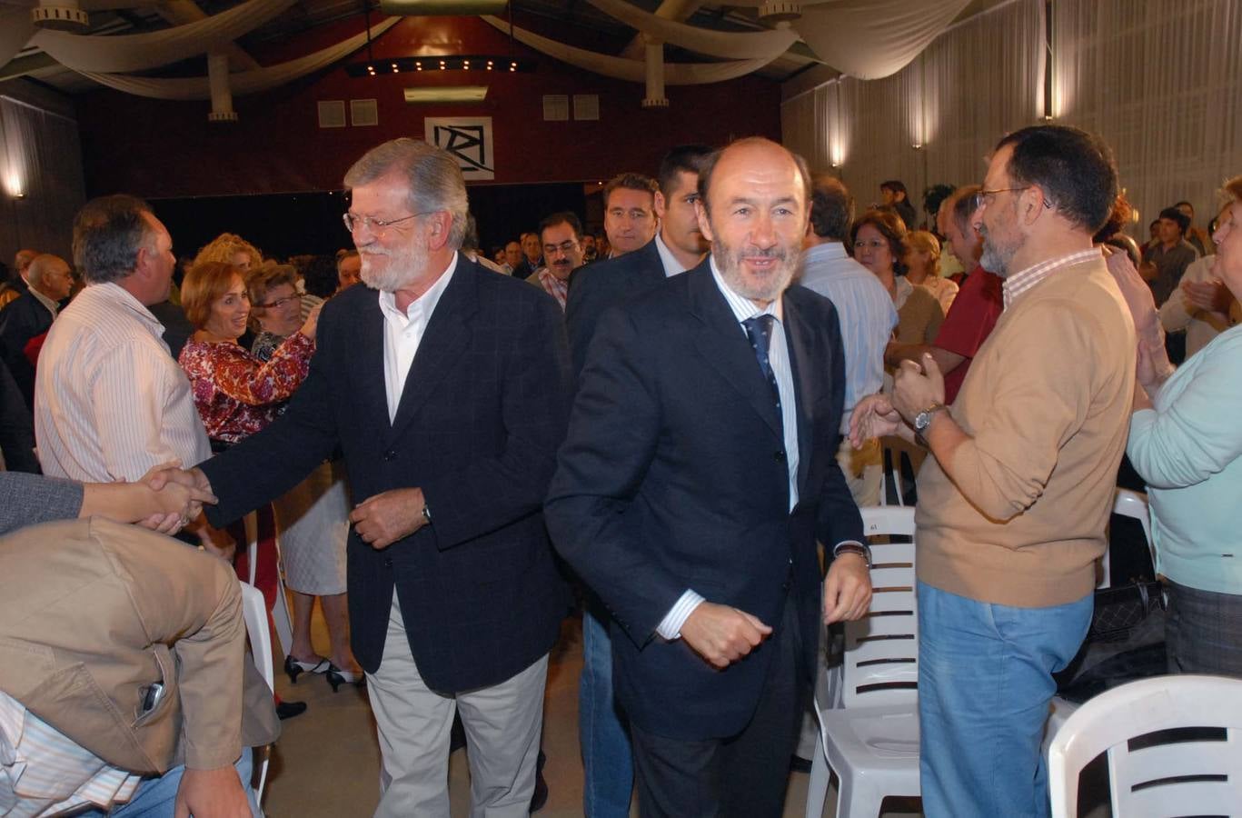 2007-El ministro del Interior, alfredo Pérez Rubalcaba y el ex-presidente de la Junta, Juan Carlos Rodríguez Ibarra, saludando al público asistente al acto público del PSOE en la ciudad