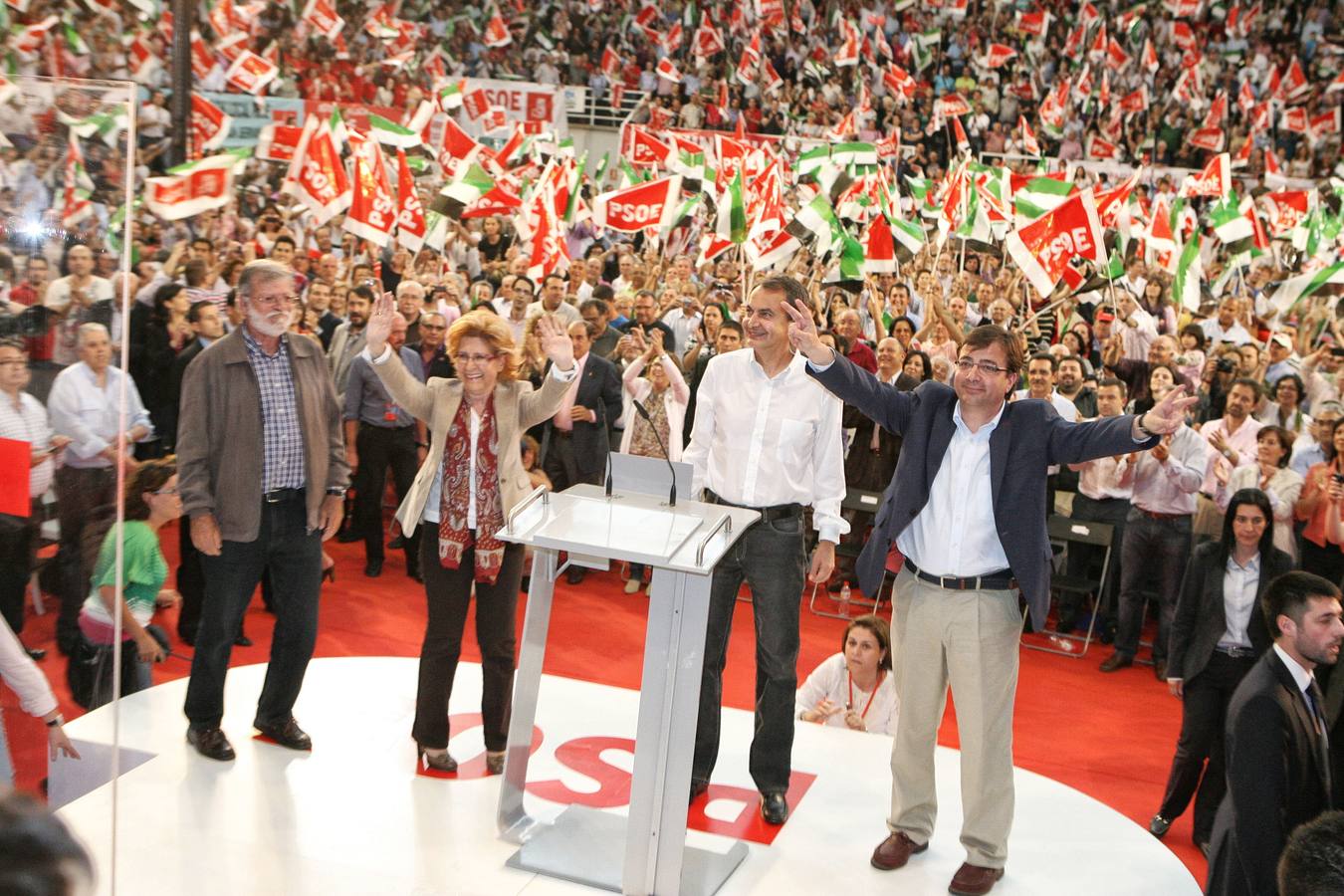 2007-María Teresa Fernández de la Vega y Juan Carlos Rodríguez Ibarra al comienzo del acto en Mérida