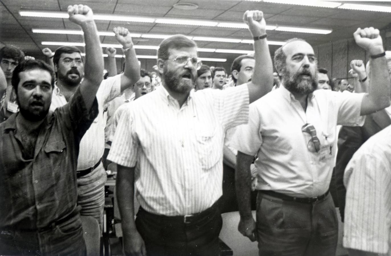 Federico Suárez, Juan Carlos Rodríguez Ibarra y José Antonio Polo, en un acto político socialista cantando la internacional, puño en alto. La foto está fechada el 19 de septiembre de 1987