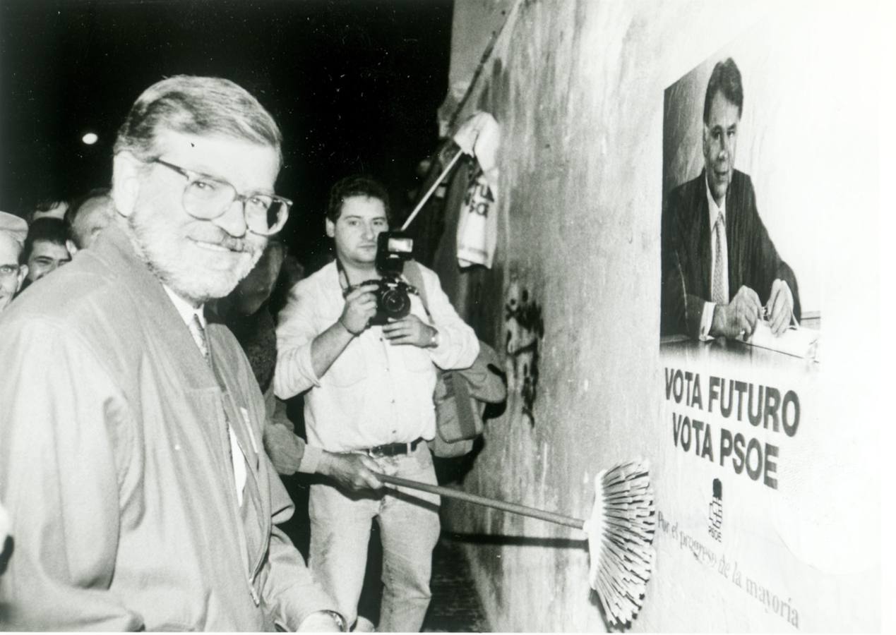 1990- Juan Carlos Rodríguez Ibarra pegando carteles en una campaña electoral de mediados de los años 90