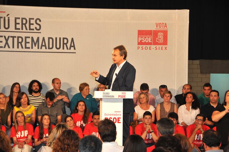 Zapatero acompaña a Vara en un mitin en Plasencia