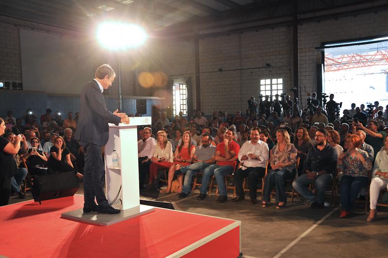 Zapatero acompaña a Vara en un mitin en Plasencia