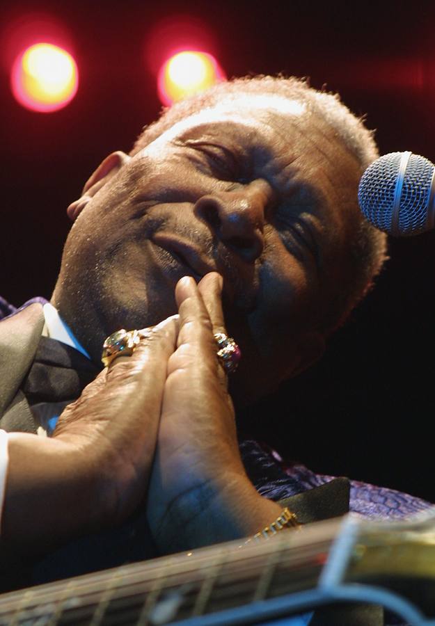 El rey del blues da las gracias a los asistentes al Nice Jazz Festival de 2001.