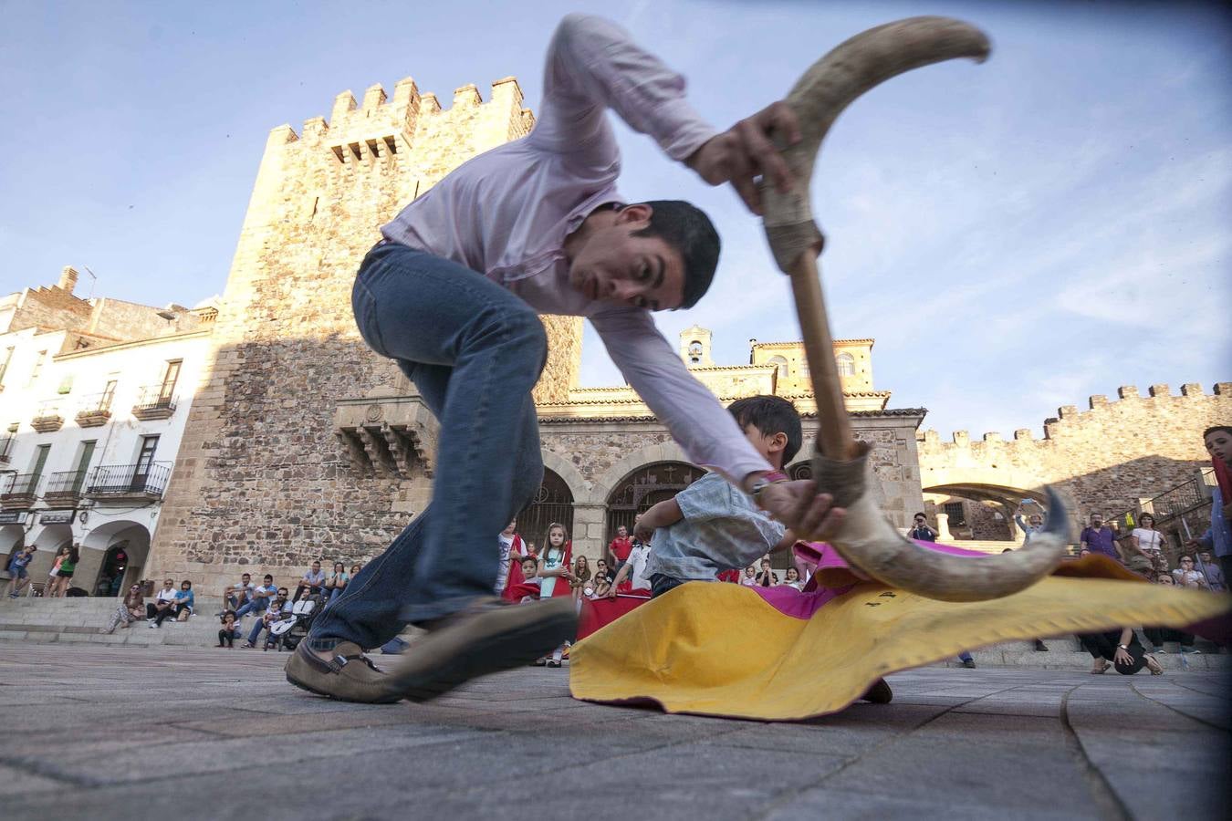 Jueves, 14 de mayo: El matador de toros cacereño Manolo Bejarano dirigió en la Plaza Mayor de Cáceres, una clase práctica de toreo de salón en la que participaron decenas de niños que, asidos a sus muletas y capotes, deleitaron a cuantos se acomodaron en las escaleras del Arco de la Estrella para contemplar tan inusual estampa. Fotografías: Jorge Rey
