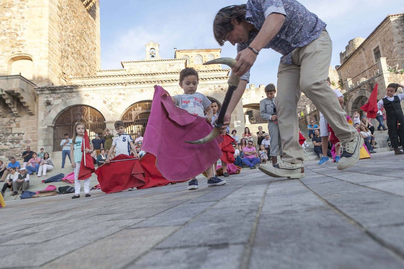 Jueves, 14 de mayo: El matador de toros cacereño Manolo Bejarano dirigió en la Plaza Mayor de Cáceres, una clase práctica de toreo de salón en la que participaron decenas de niños que, asidos a sus muletas y capotes, deleitaron a cuantos se acomodaron en las escaleras del Arco de la Estrella para contemplar tan inusual estampa. Fotografías: Jorge Rey