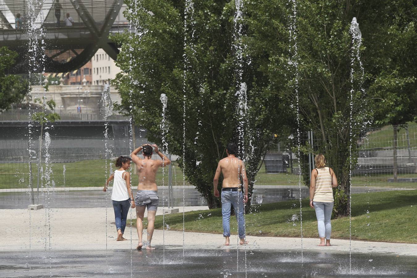 Miércoles, 13 de mayo. Una ola de calor sahariana eleva las temperaturas en España hasta los cuarenta grados. Fotografías: Agencias.