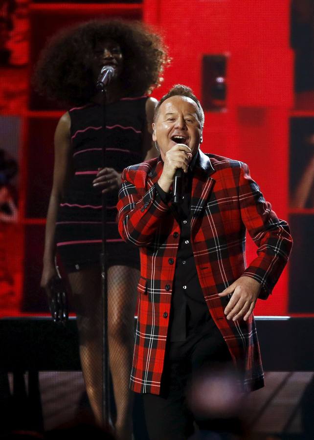 Jim Kerr, de Simple Minds, en plena actuación.