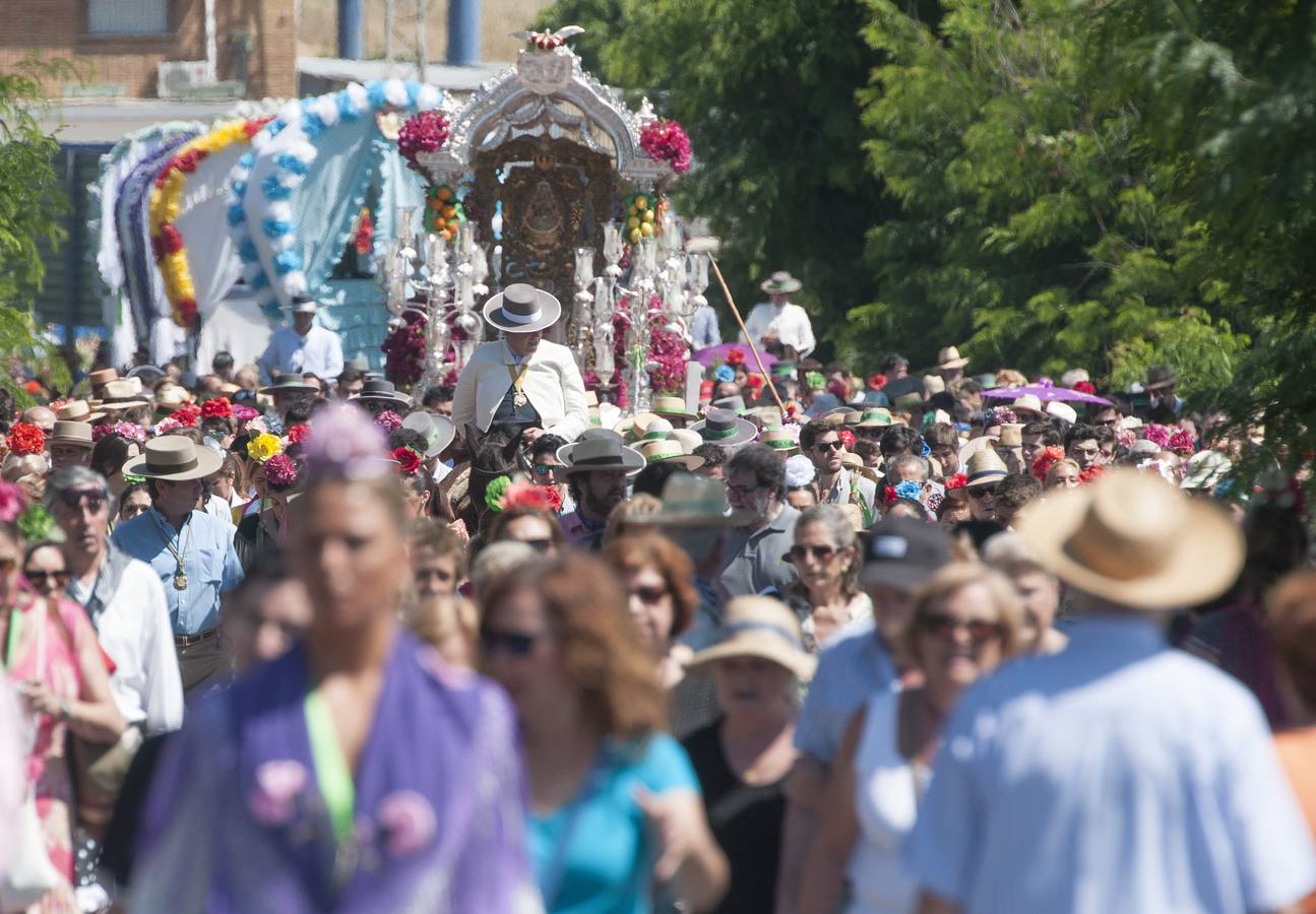 La Hermandad de Triana, una de las tres primeras hermandades sevillanas junto a Macarena y el Cerro que hoy ha comenzado su camino hacia la aldea de El Rocío, en Almonte (Huelva), acompañada de centenares de personas a su paso por la cuesta del Caracol.