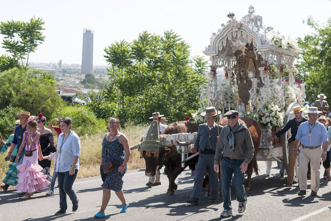 La Hermandad de la Macarena, una de las tres primeras hermandades sevillanas junto a Triana y el Cerro que hoy ha comenzado su camino hacia la aldea de El Rocío, en Almonte (Huelva), acompañada de centenares de personas..