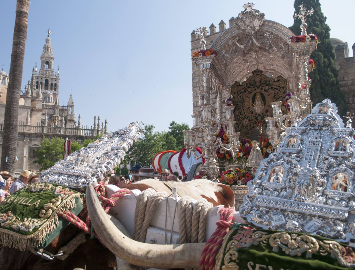 La Hermandad sevillana de El Salvador a su paso por la Catedral en el casco histórico de la capital hispalense, tras iniciar esta mañana su camino hacia la aldea almonteña de El Rocío (Huelva)