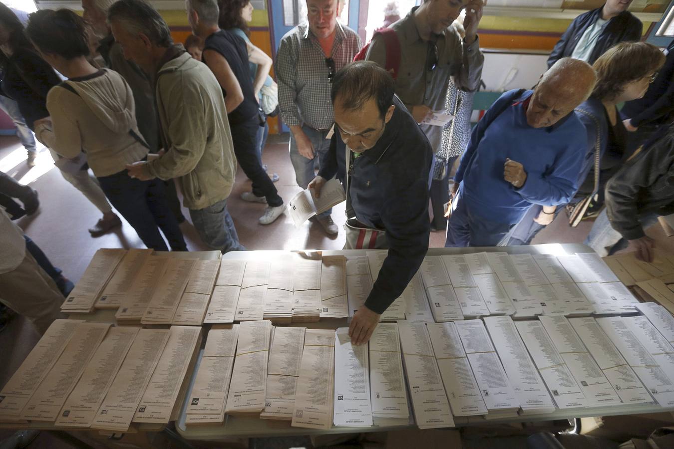 Los españoles acuden a las urnas