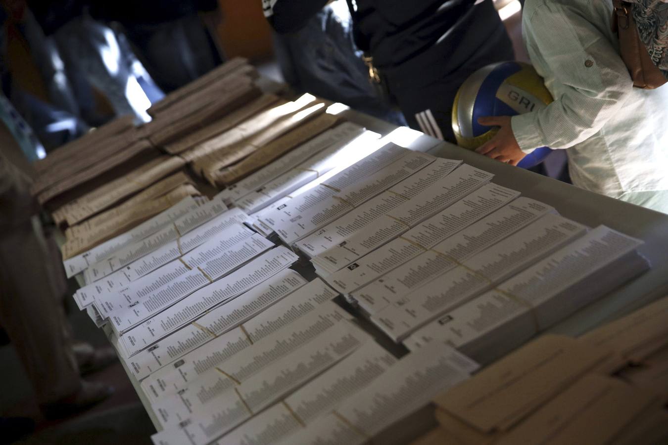 Los españoles acuden a las urnas