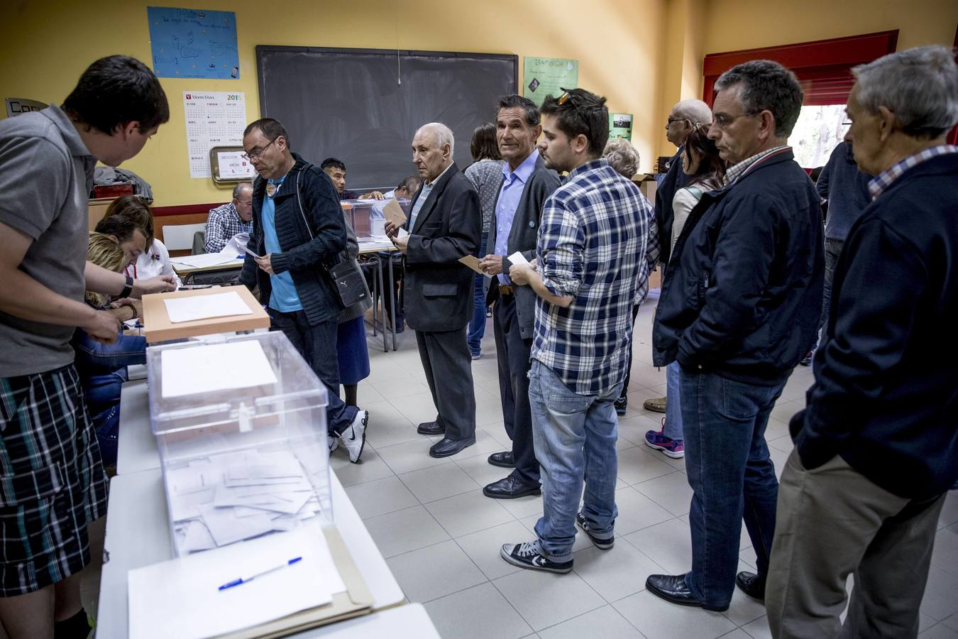 Los españoles acuden a las urnas