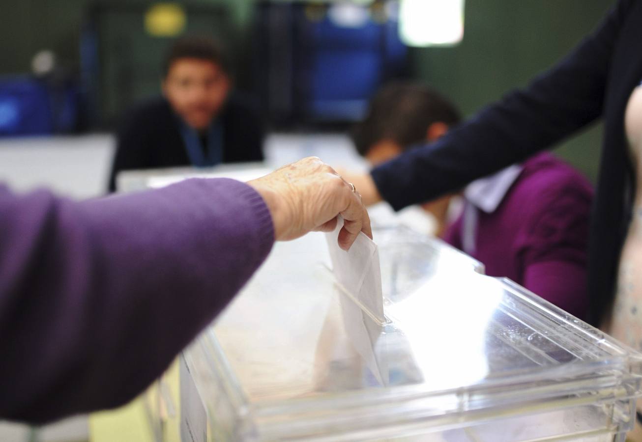 Los españoles acuden a las urnas