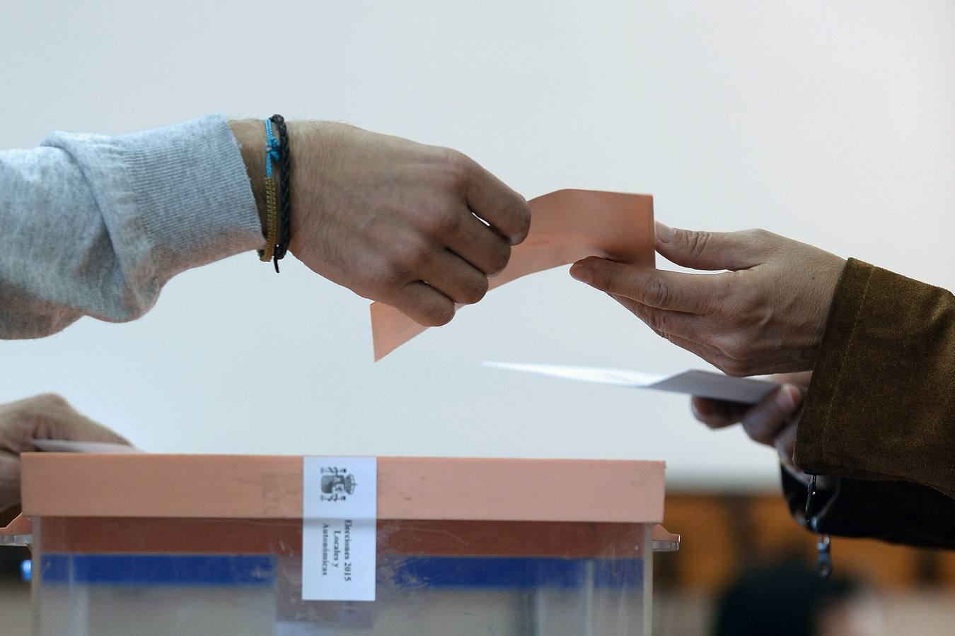 Los españoles acuden a las urnas