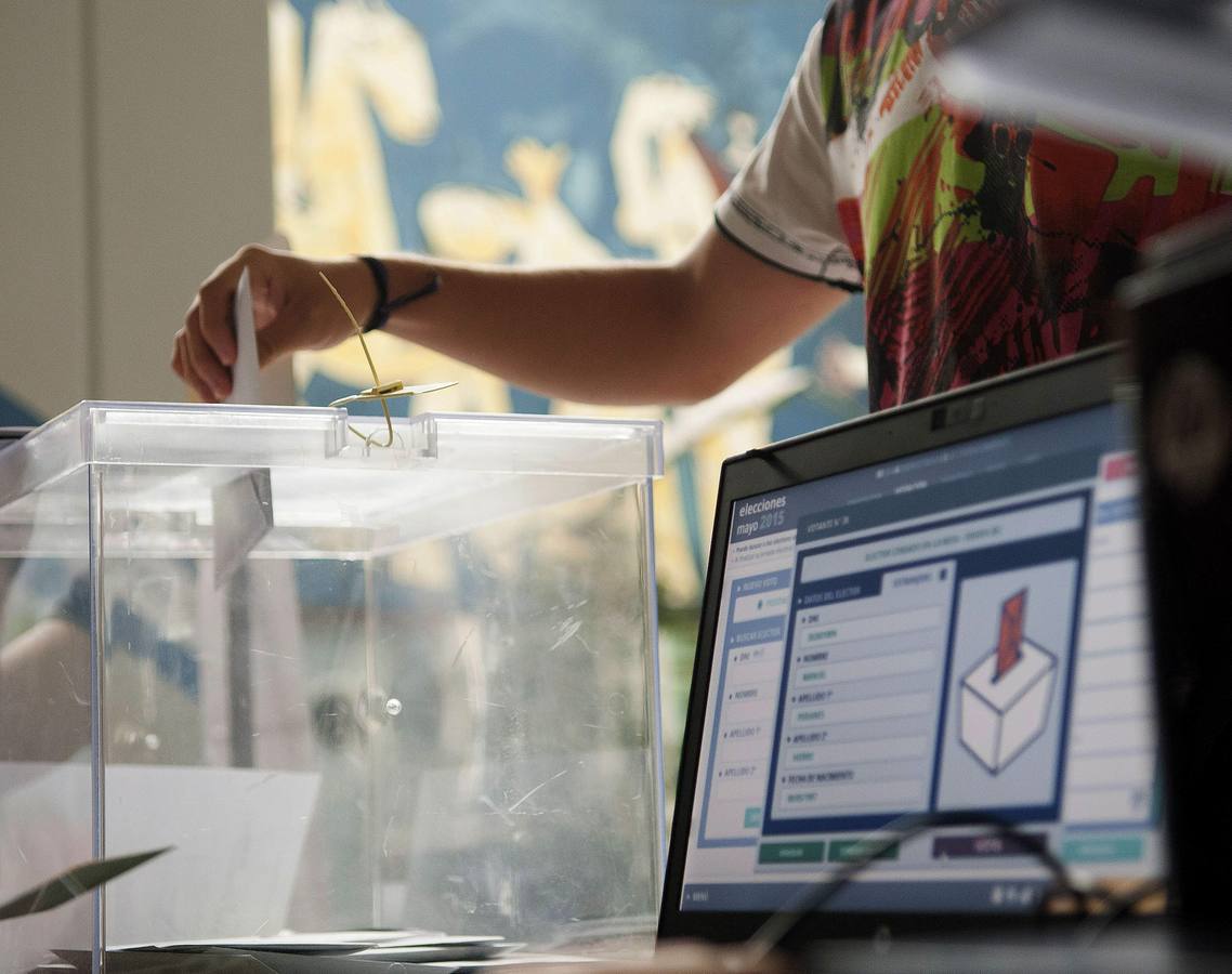 Los españoles acuden a las urnas