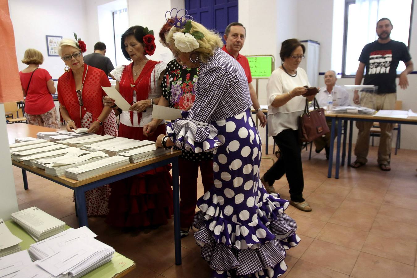 Los españoles acuden a las urnas
