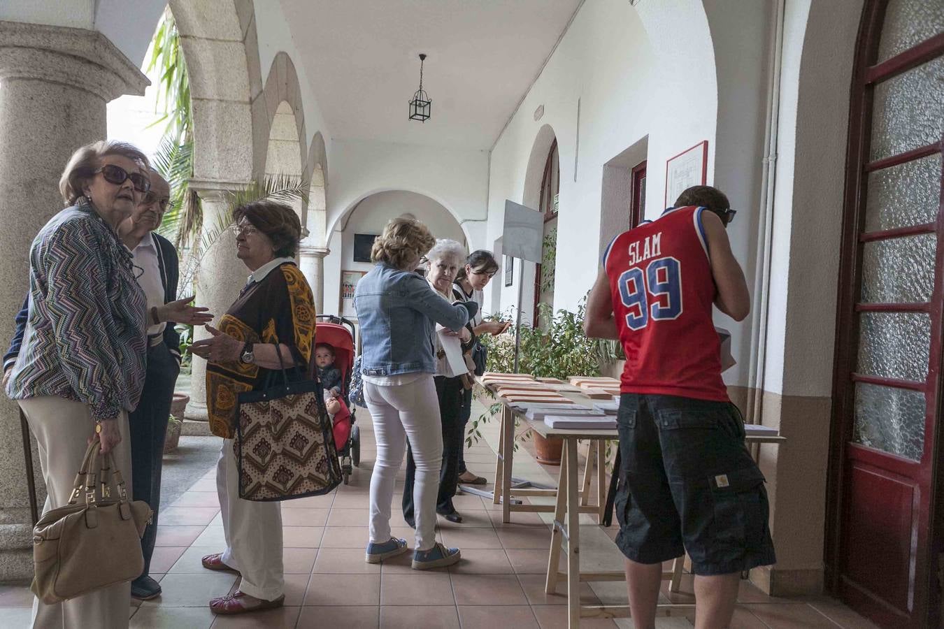 La jornada electoral en Cáceres, en imágenes