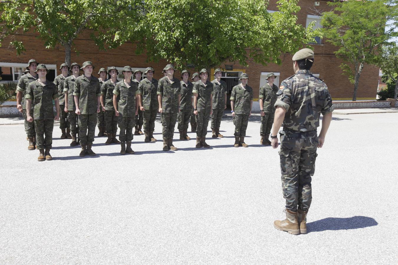 Martes, 2 de junio: El Centro de formación de tropa número 1 de Cáceres, Cefot, recibió a 630 nuevos alumnos para convertirse en soldados. Durante la jornada los chicos y chicas se preparan para el periodo de formación. Fotografía: Lorenzo Cordero