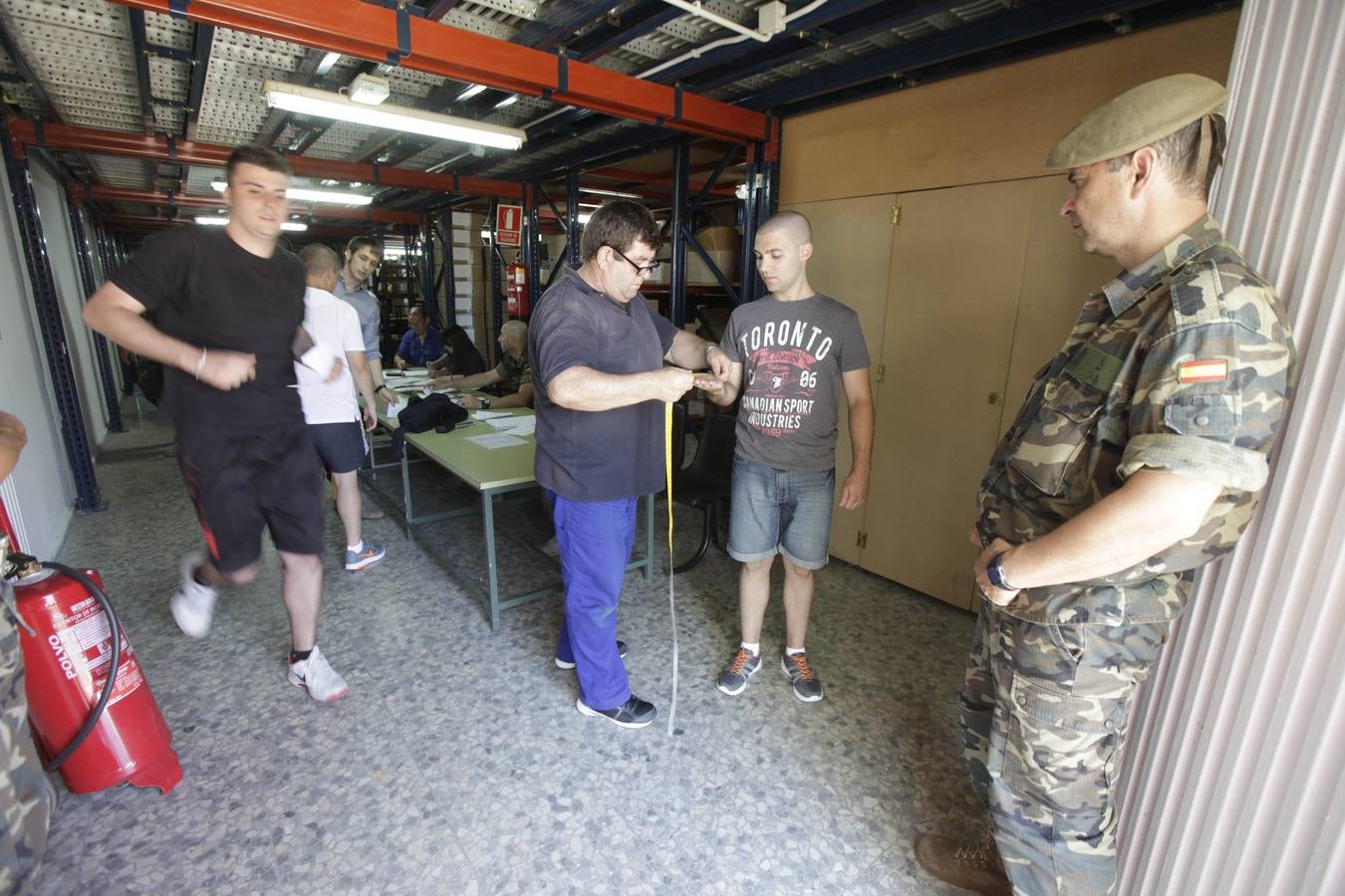 Martes, 2 de junio: El Centro de formación de tropa número 1 de Cáceres, Cefot, recibió a 630 nuevos alumnos para convertirse en soldados. Durante la jornada los chicos y chicas se preparan para el periodo de formación. Fotografía: Lorenzo Cordero