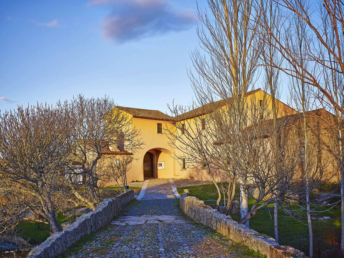 Acceso al mueso Vostell en Malpartida de Cáceres