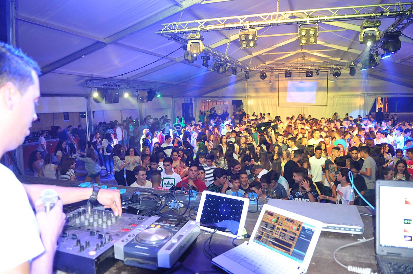 Miércoles, 10 de junio: Primer día de feria en Plasencia. Tras el chupinazo, el concierto de Siempre Así fue trasladado al pabellón del Berrocal por la amenaza de lluvias. Fotografías: HOY