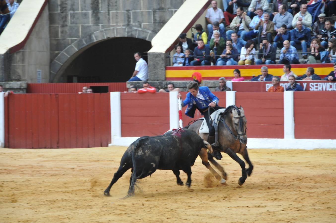 Chaparrón de orejas en Plasencia en una tarde de rejones pasada por agua