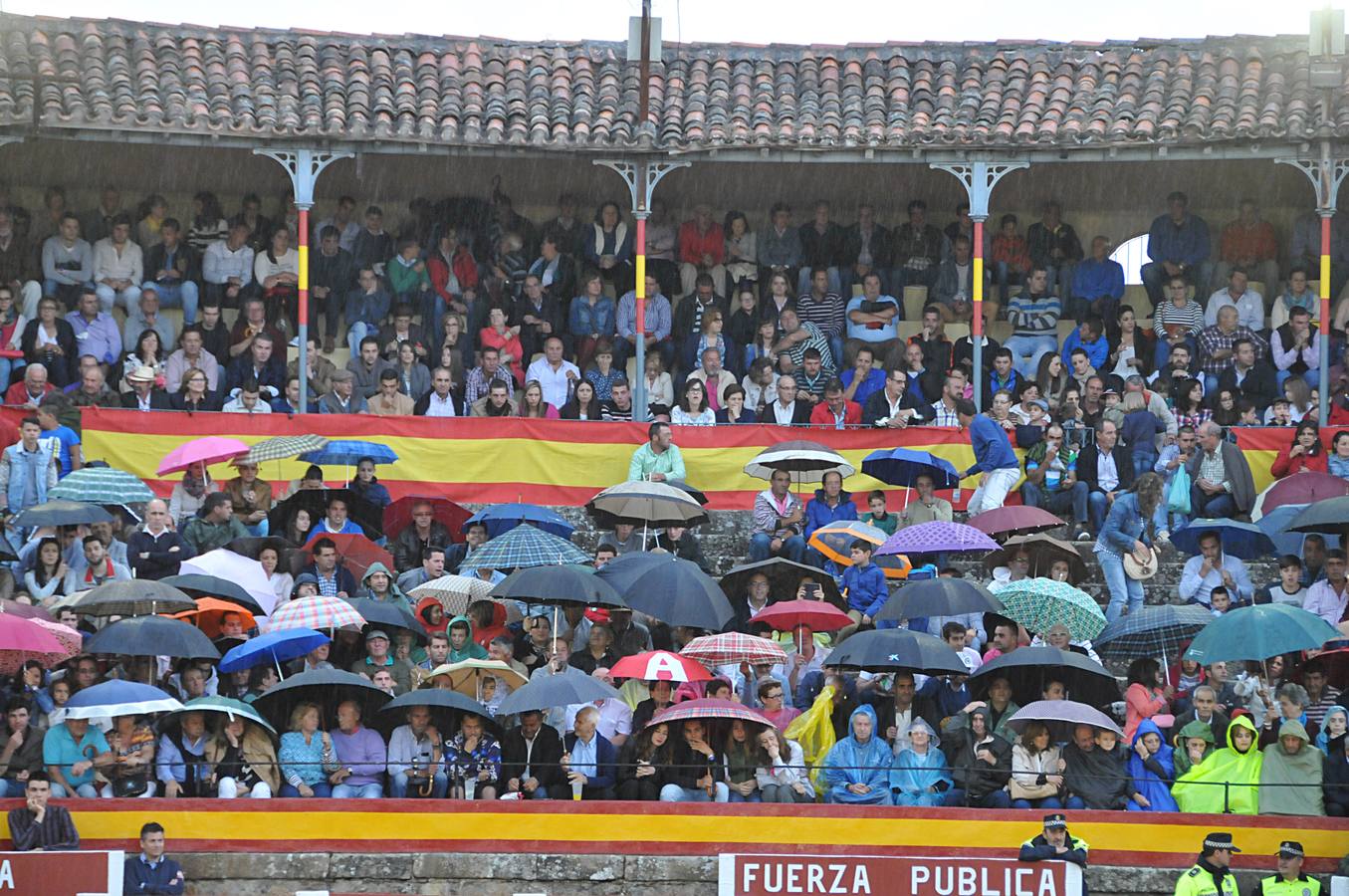 Chaparrón de orejas en Plasencia en una tarde de rejones pasada por agua