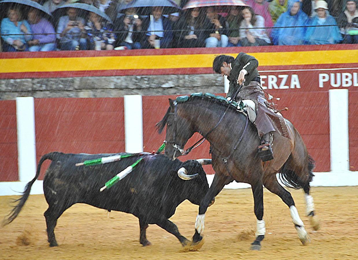 Chaparrón de orejas en Plasencia en una tarde de rejones pasada por agua