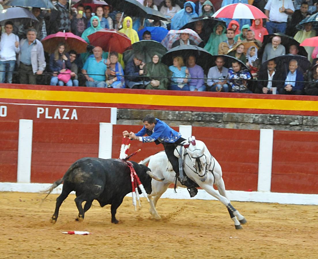 Chaparrón de orejas en Plasencia en una tarde de rejones pasada por agua